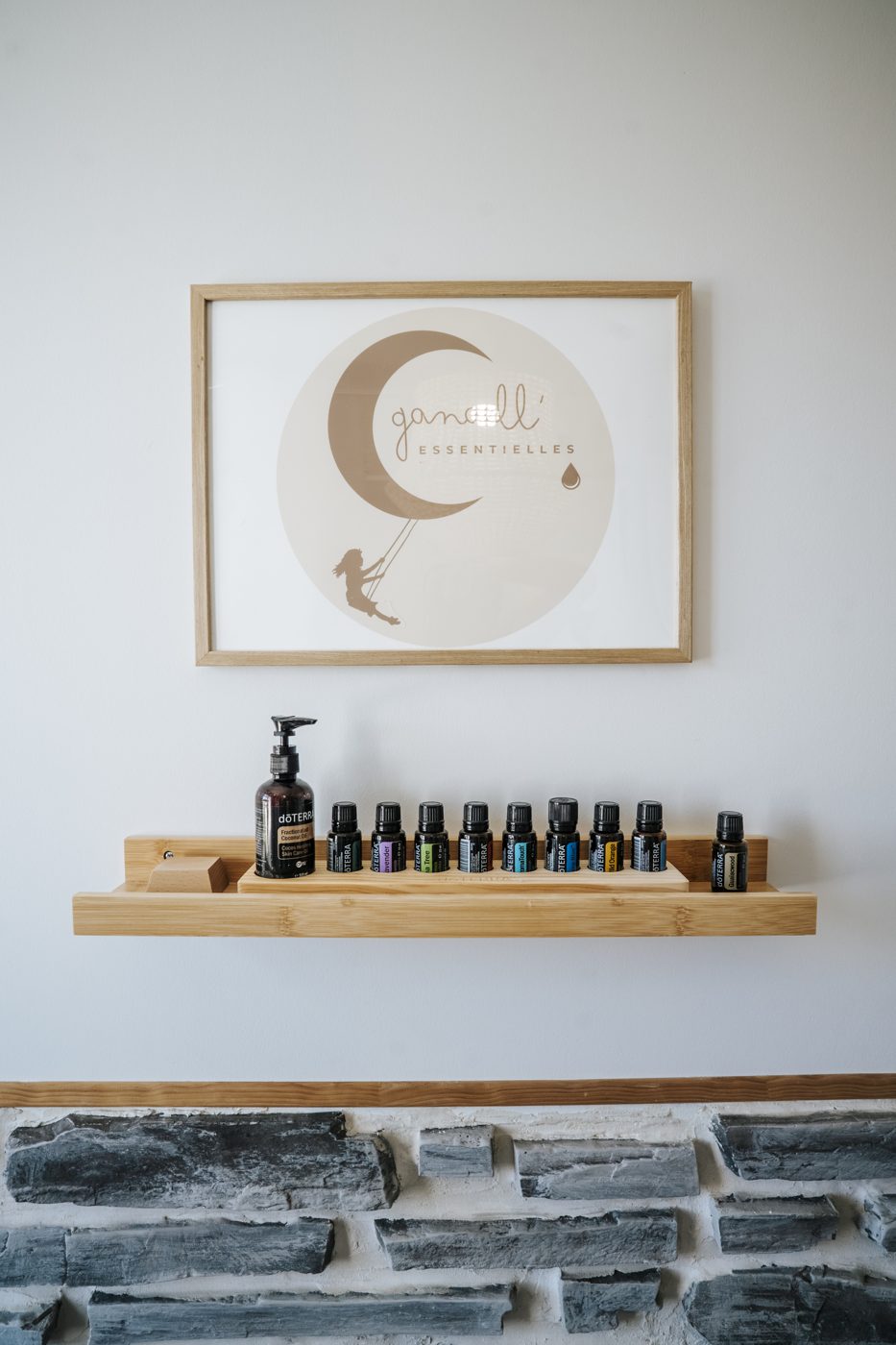 Les huiles essentielles alignées sous le logo de Ganaell Essentielles